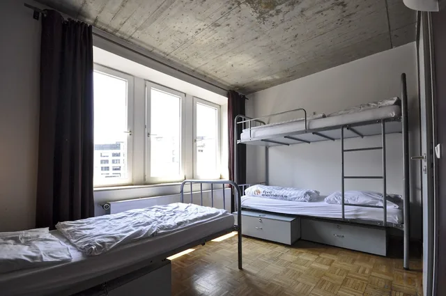 سكن مشترك مختلط بثلاثة أسرّة، Five Elements Hostel Frankfurt 1/3
