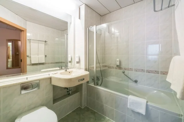 Room, Twin Beds, Street View، Hotel Park Plaza 5/5