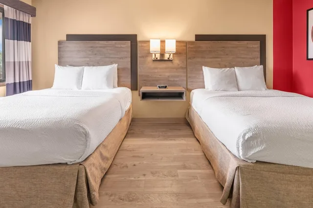 Room, Multiple Beds، Ramada By Wyndham Minneapolis Golden Valley 1/6