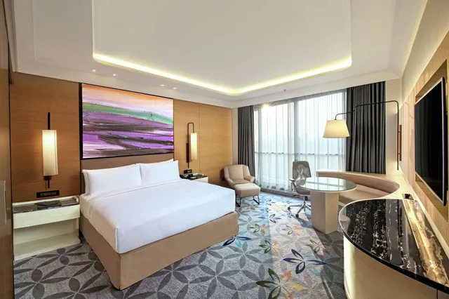 غرفة تنفيذية بسرير كينج، Doubletree By Hilton Ahmedabad India 1/3