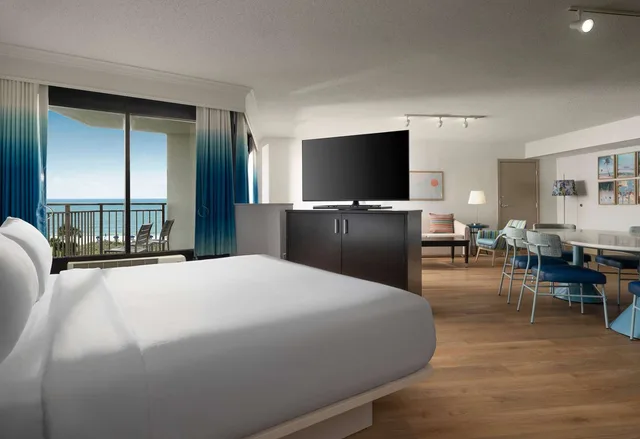 جناح بسريرين كوين بإطلالة جزئية على البحر، DoubleTree Resort by Hilton Myrtle Beach Oceanfront 1/2