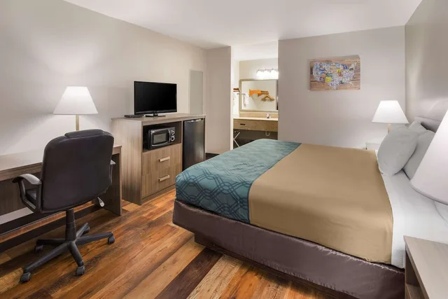 غرفة بسرير كينج لذوي الإعاقة، Econo Lodge Hendersonville 2/3