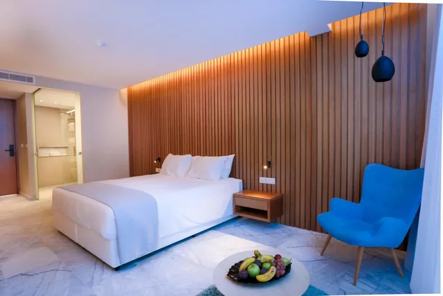 غرفة بريميوم بسرير كينج بشرفة، Radisson Beach Resort Larnaca 4/10