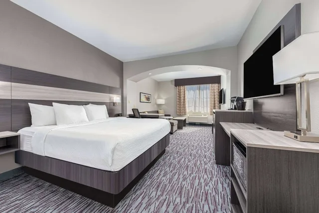 غرفة تنفيذية بسرير كينج، La Quinta Inn & Suites by Wyndham Allen at The Village 1/9