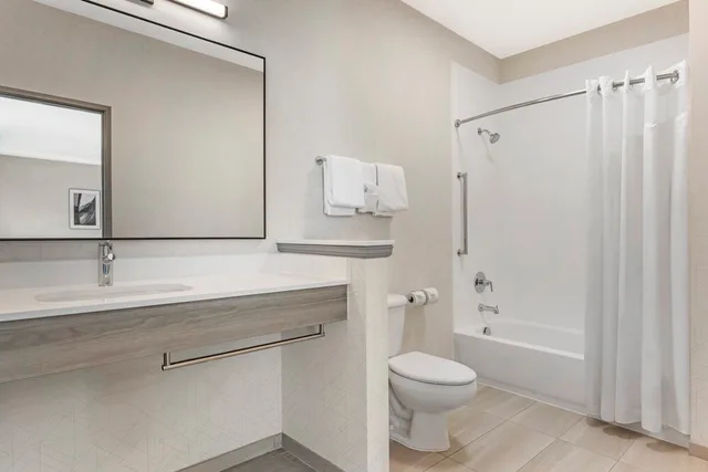 جناح بسرير كينج مع أريكة، Holiday Inn Express Hotel Suites Astoria 7/8