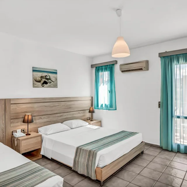 غرفة ثلاثية بإطلالة على الحديقة، Marilisa Hotel 1/4