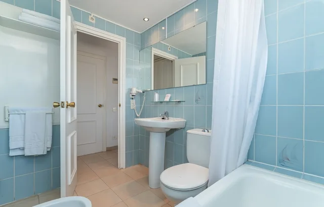 غرفة قياسية ثلاثية بسرير مزدوج وسرير فردي بشرفة، Platja D Aro Hotel 3/4