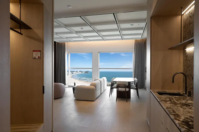 1 Bedroom, Grand, Ocean, Suite, Living Area, Hot Tub، Mer de l'aube Hotel 1/1