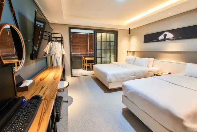 Vip, Residence, Twin Beds, 1 Double and 1 Single Bed، West In Hotel 9/10