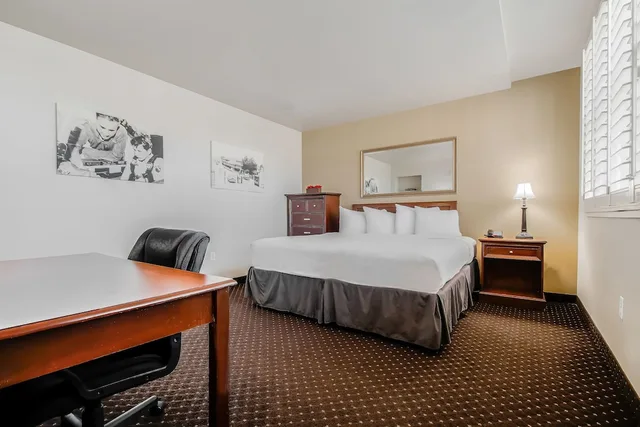 غرفة بسرير كينج، Lions Gate Hotel 3/9