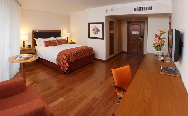 غرفة كلاسيكية بسرير كوين بشرفة، InterContinental Cali 4/6