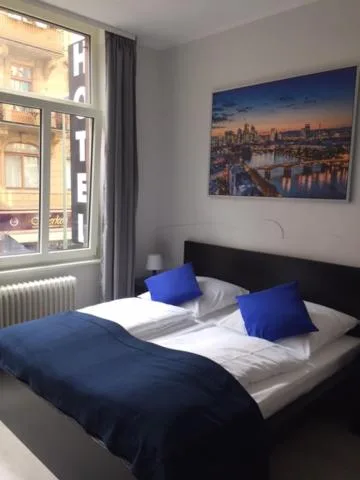 غرفة رباعية بسرير كينج، Main Hotel Frankfurt City 1/1