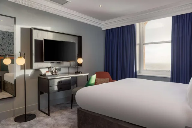 جناح بسرير كينج بإطلالة على البحر بغرفة نوم واحدة مع أريكة، Doubletree By Hilton Brighton Metropole 1/3