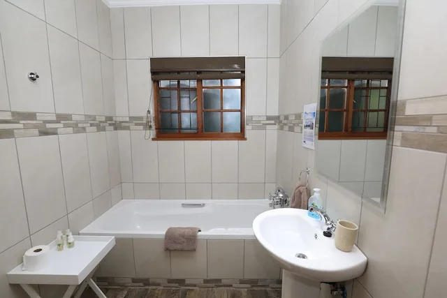 Lagoon Cottage, Twin Beds, 1 Queen and 1 Bunk Bed، Big Tree House Lodge 4/5