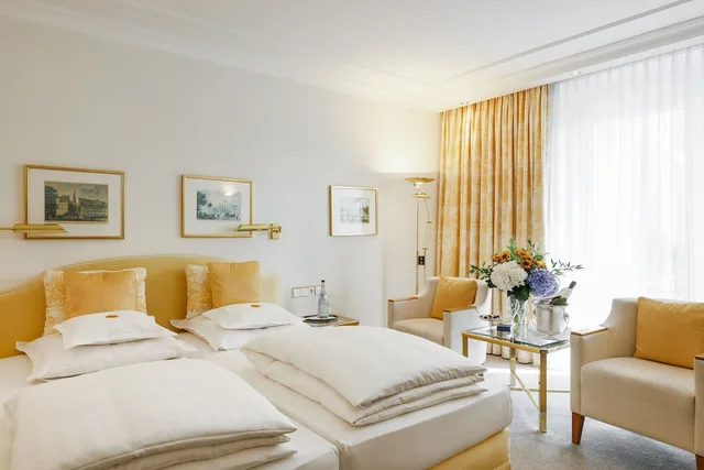 غرفة بسرير مزدوج بإطلالة على الحديقة بشرفة، Bayerischer Hof 2/3
