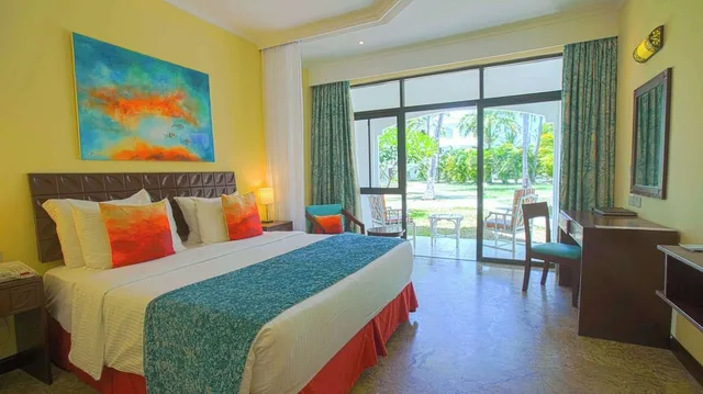 غرفة بسرير كوين بإطلالة على الحديقة، Sarova Whitesands Beach Resort and Spa 1/6