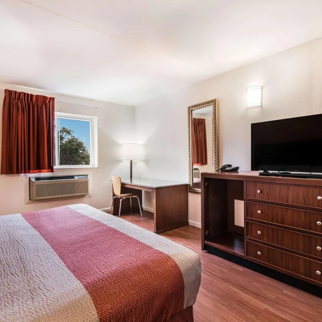 Room, King Bed, Accessible, Motel6 Tinton Falls, NJ - Neptune 6/10
