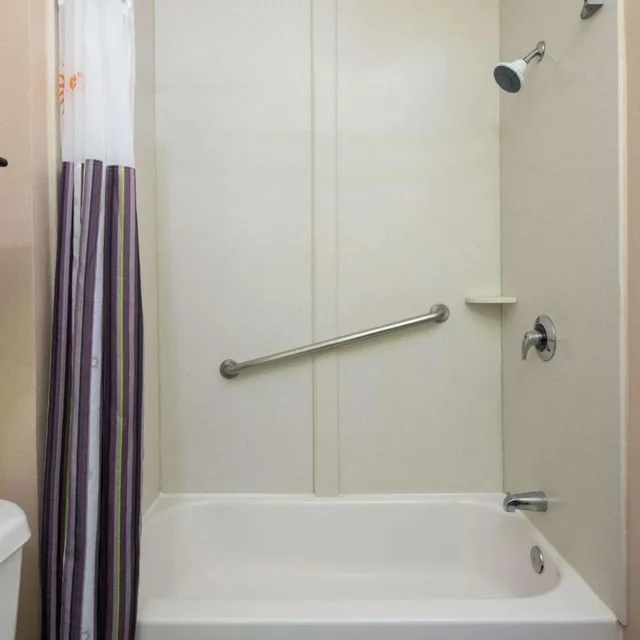 غرفة ديلوكس بسريرين كوين، La Quinta Inn by Wyndham Calhoun South I-75 8/8