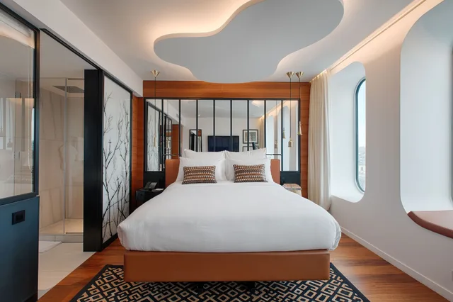 غرفة عائلية بسرير مزدوج وسريرين منفصلين، Renaissance Paris Republique Hotel 1/10