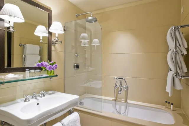 جناح بسريرين، Gallery Art Hotel 2/2