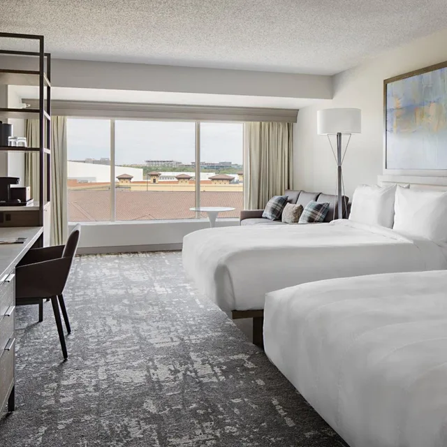 غرفة بسرير كينج وسريرين كوين مع أريكة، Marriott Dallas Las Colinas 1/3