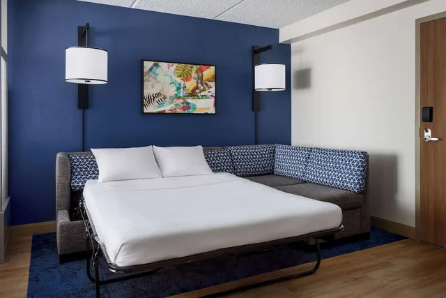 غرفة بسرير كينج مع أريكة، Hyatt Place Across from Universal Orlando Resort 2/5