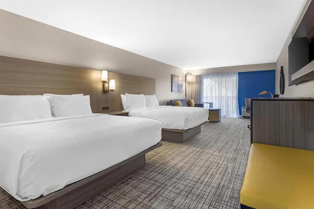 غرفة قياسية بسريرين كوين بشرفة مع أريكة، Best Western Plus Elgin - Chicago 2/7