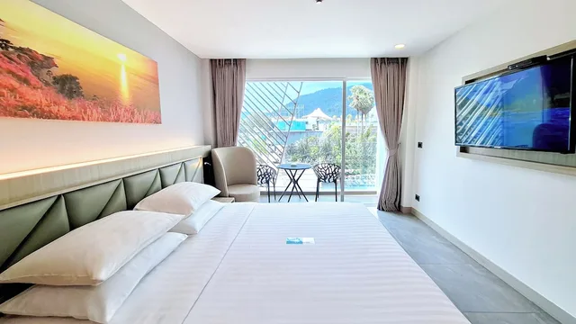 غرفة ديلوكس بسرير كينج بإطلالة على الجبل بشرفة، Clarian Hotel Beach Patong 1/10