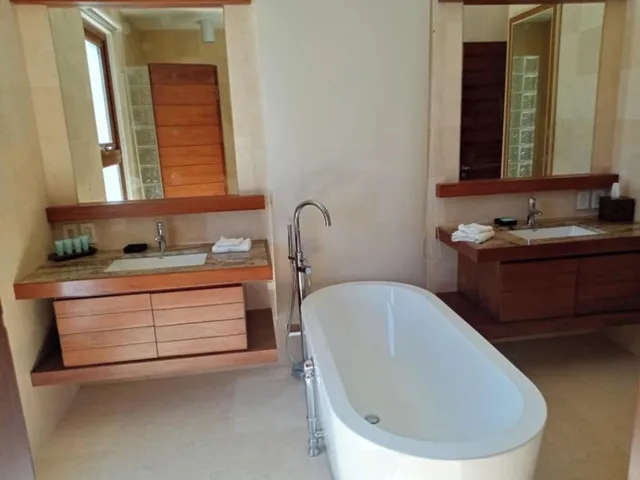 فيلا فاخرة بسريرين كوين بإطلالة على البحر بـ5 غرف نوم بمسبح خاص، Las Verandas Hotel And Villas 8/9