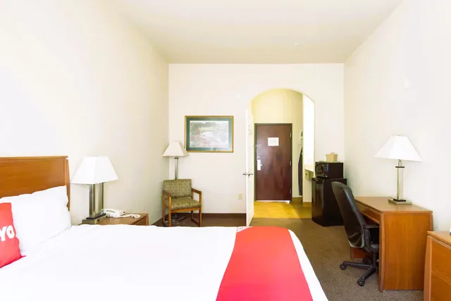 غرفة بسرير كينج، OYO Townhouse Clute Lake Jackson 2/9