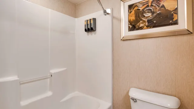 جناح بسرير كينج بإطلالة على النهر مع أريكة بحوض جاكوزي، Best Western Plus River Escape Inn & Suites 9/9