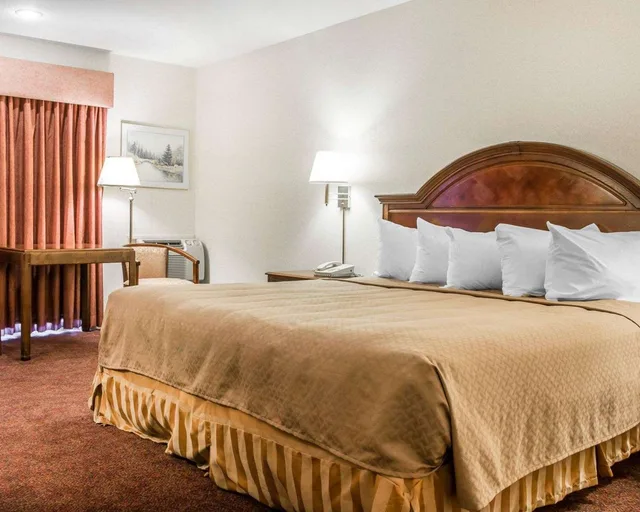 غرفة بسرير كينج، Quality Inn & Suites Mackinaw City Beachfront 1/3