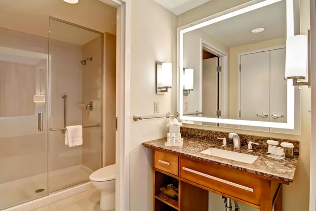 جناح بسريرين كوين بغرفة نوم واحدة مع أريكة، Homewood Suites by Hilton Cincinnati-Downtown 2/2