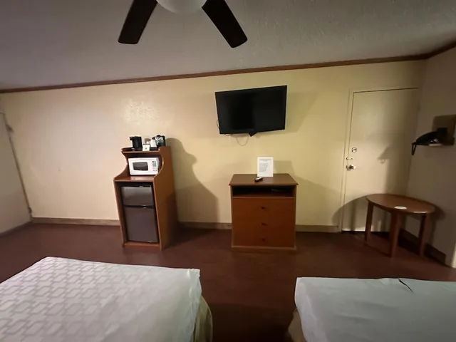غرفة بسريرين مزدوجين للمدخنين، Hotel Red Rose by Townhouse Covington I-64 3/9