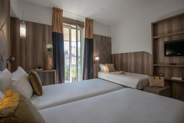 Room, Triple, 3 Beds, Golden Tulip Cannes de Paris 1/10