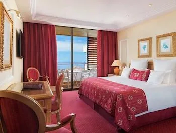 غرفة ديلوكس بسرير مزدوج وسريرين منفصلين بإطلالة على البحر، Hotel Botanico and The Oriental Spa Garden 2/2