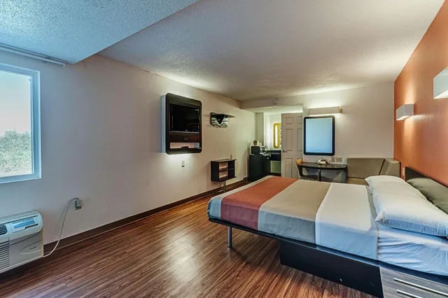 1 King Bed - Mobility Accessible Tub, Nsmk، Motel6 Martinsburg, WV 7/10