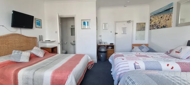 Family, 3 Beds, Marine View 3/10