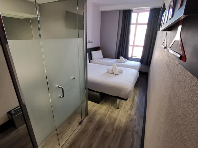 غرفة بسريرين منفصلين، easyHotel Sheffield City Centre 5/6