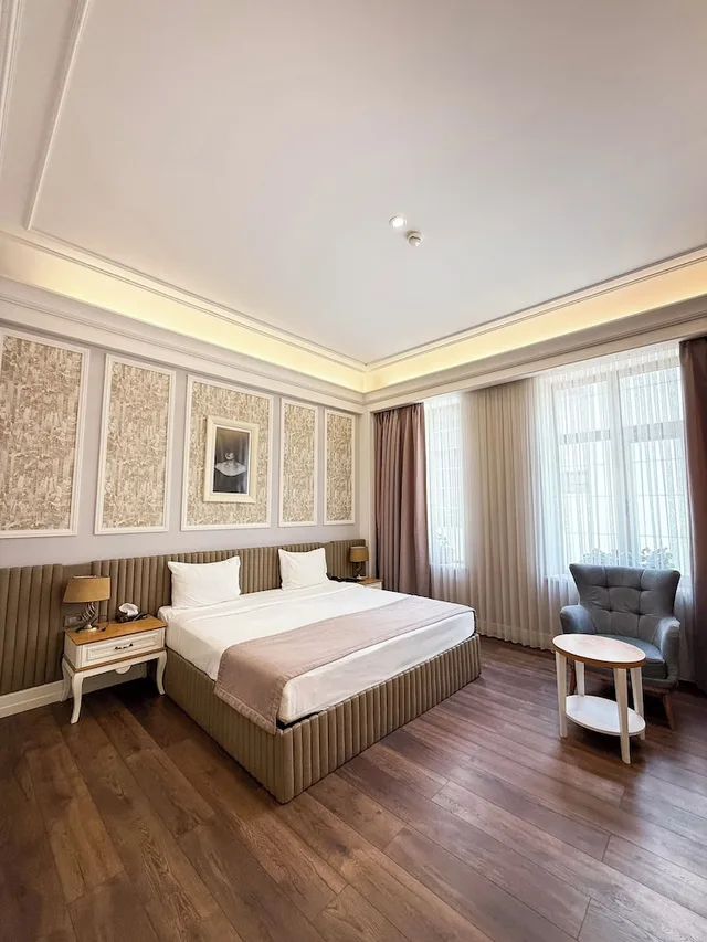غرفة ديلوكس بسرير كينج بإطلالة على المدينة، Theatrum Hotel Baku 2/10