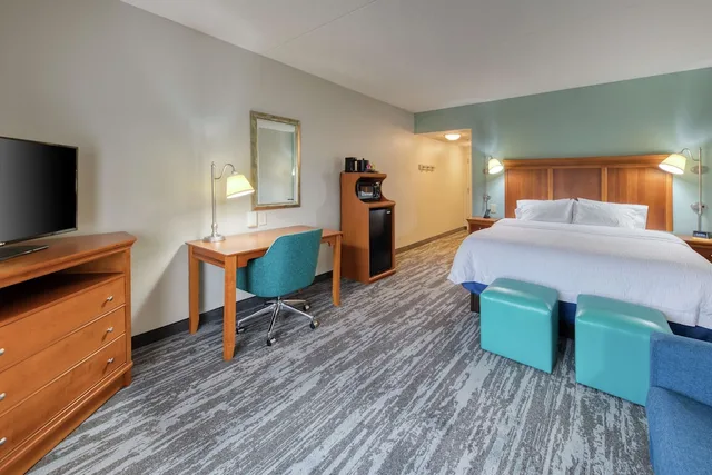 Room, King Bed, Sofa, Accessible, Hampton Inn Wilmington - University Area/Smith Creek Station 3/5