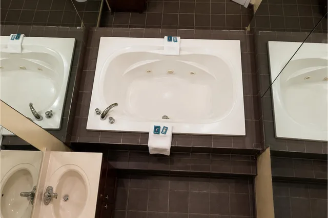 1 Suite King Bed Non-Smoking Jacuzzi Tub، Deerfield Inn & Suites Arkansas Near Blytheville I 55 5/7