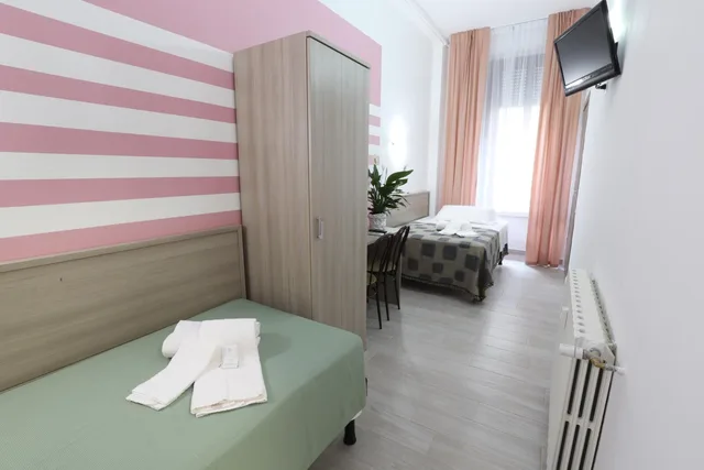 غرفة بسريرين منفصلين بحمام خاص، Hotel Leonardo da Vinci 2/5