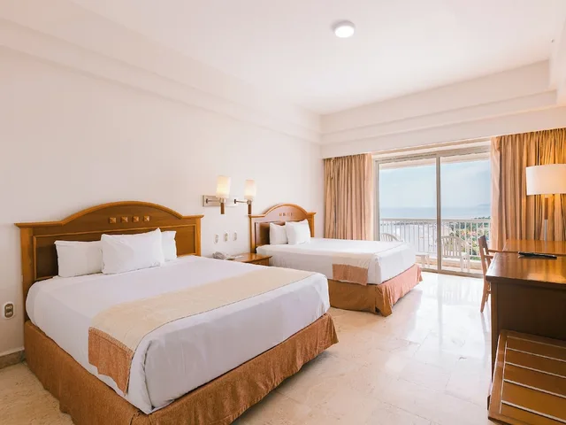 غرفة ديلوكس بسريرين كوين بإطلالة على البحر بشرفة، Azul Ixtapa Beach Resort Convention Center 5/6
