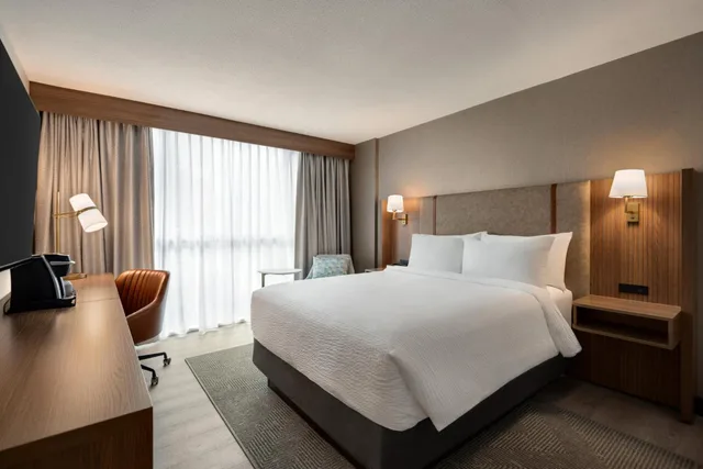 غرفة قياسية بسرير كينج وسرير كوين، HOLIDAY INN HOTEL AND SUITES VANCOUVER DOWNTOWN 2/4