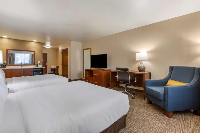 غرفة بسريرين كوين يُسمح فيها بالحيوانات الأليفة لذوي الإعاقة، Comfort Inn & Suites Coeur d'Alene, ID 2/5