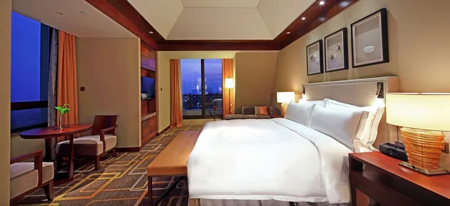 جناح بسرير كينج بغرفة نوم واحدة مع دخول الصالة، Hilton Qingdao Golden Beach 1/3