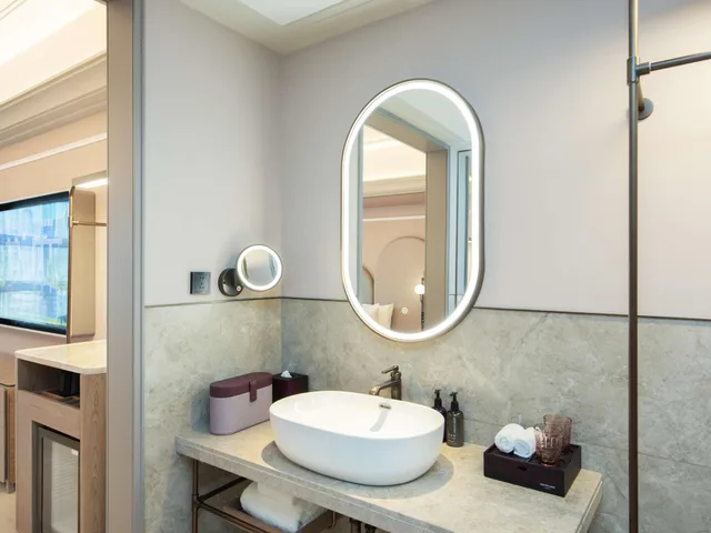 Deluxe, King Bed, Mercure Haikou City Center 3/3