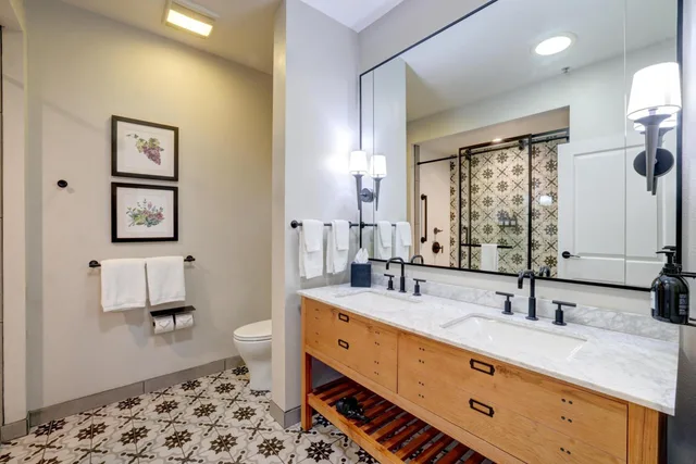 غرفة بسرير كينج بإطلالة على الفناء بشرفة مع أريكة، The Lodge at Healdsburg, tapestry Collection by Hilton 6/9