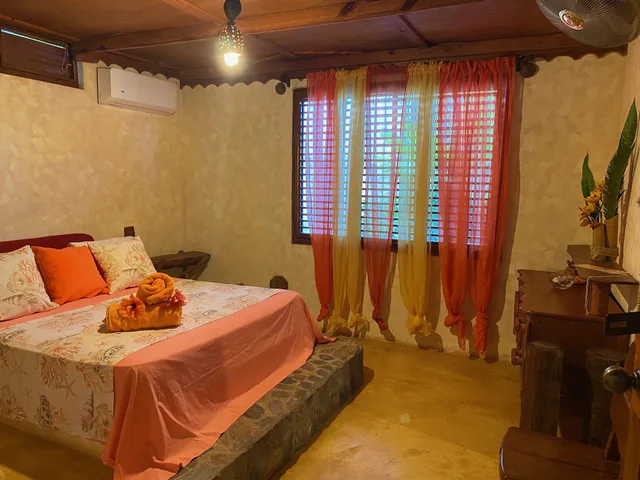 فيلا عائلية بسرير كينج وسرير فردي وسريرين كوين بـ3 غرف نوم مع أريكة، Chalet Tropical Village B&amp;B 2/10